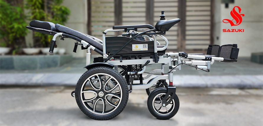 Xe lăn điện ngả phẳng thành tư thế nằm nghỉ, có tựa đầu và gác chân nâng cao