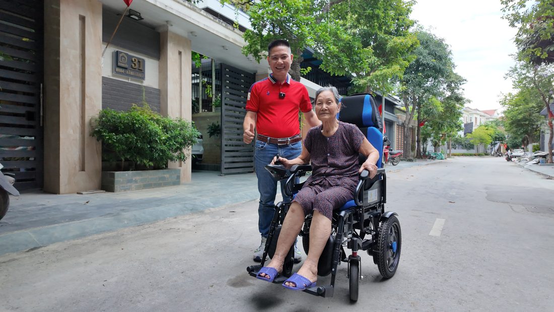 Bàn giao xe lăn điện cho người cao tuổi tại nhà