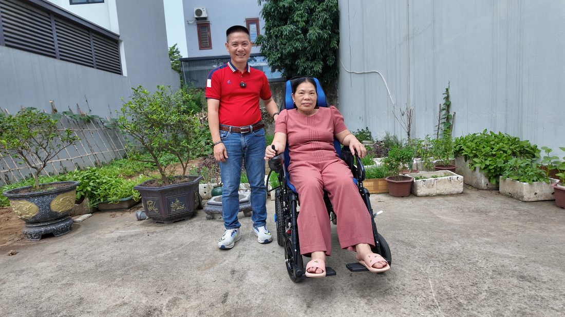Gia đình đón chiếc xe lăn điện mới tại sân nhà