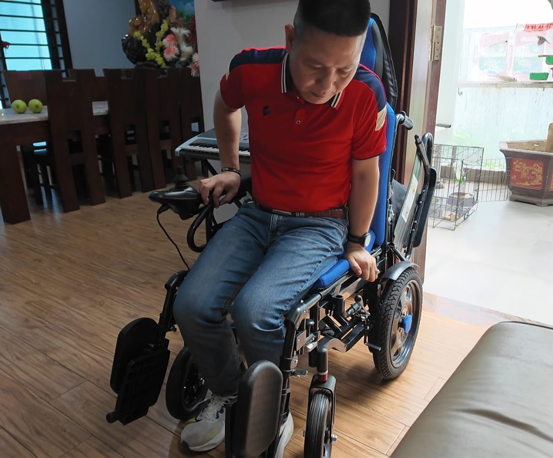 Nhân viên hướng dẫn dùng xe lăn điện tại nhà